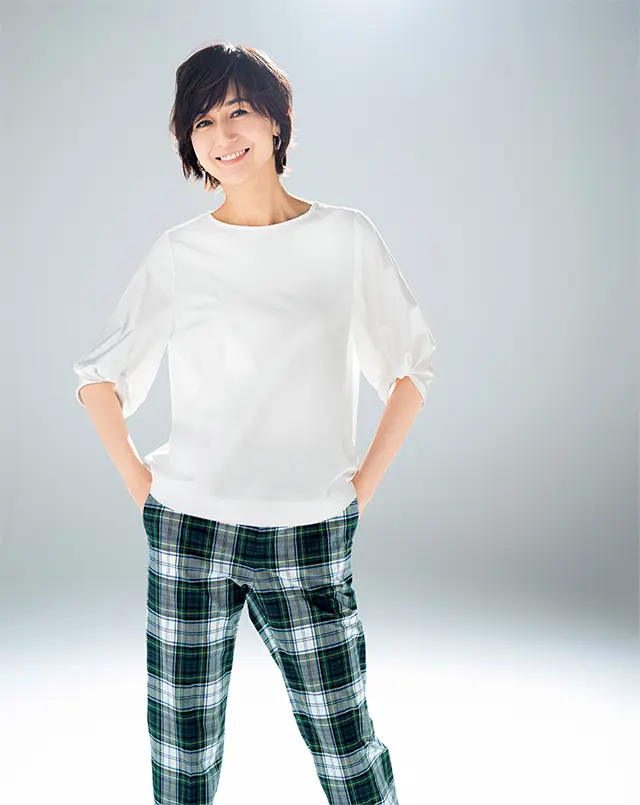 【ひねり袖カットソー】ひねりを効かせた袖は実は肘を隠すアイデア。一枚で華やぐトップス