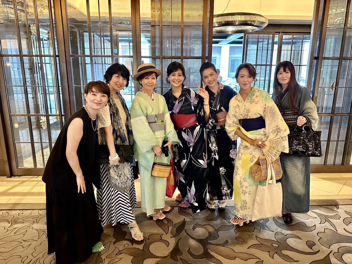 インターコンチネンタル東京ベイ、入り口、ロビー、ホテル、高級ホテル、ハドソンラウンジ、ハドソンラウンジ前、着物、浴衣、全身、記念、記念写真、集合写真、笑顔、
