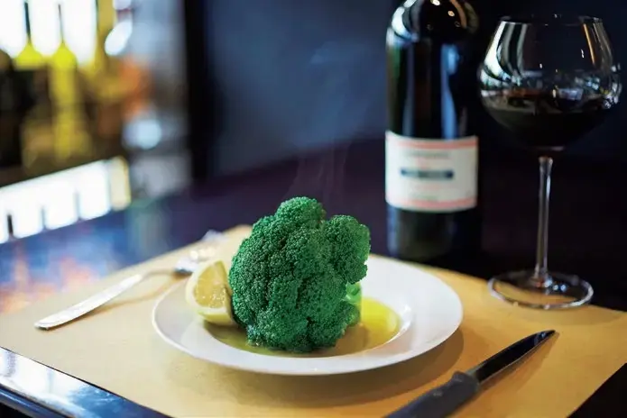 女性ひとりでもぺろりと平らげてしまうという、丸ごとゆでブロッコリー￥990。サンジョベーゼ種の赤と。グラスワインは￥1,320～