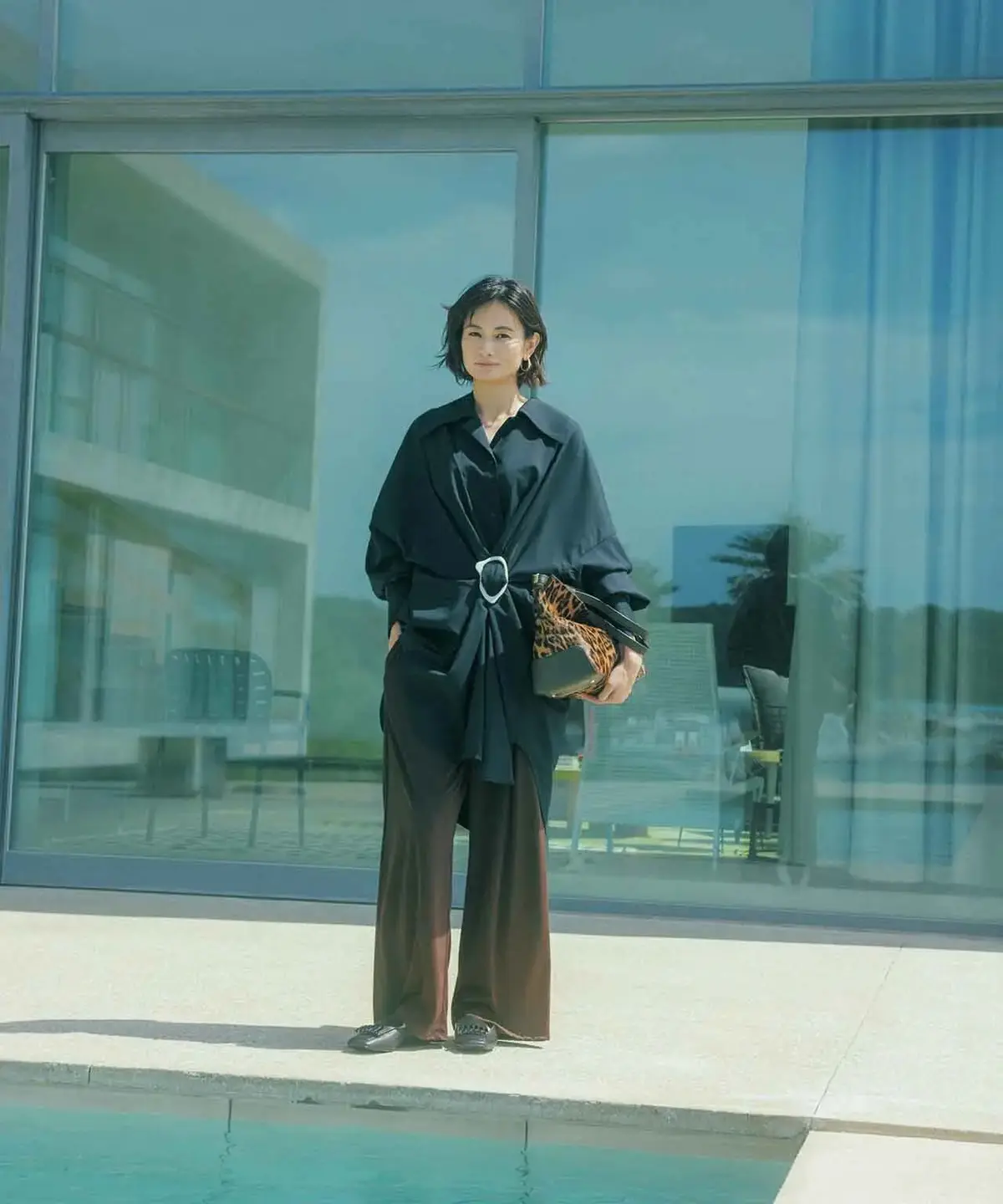 上級のモード感が漂うブラウン×ネイビーの色合わせ。ドレープで優美な表情を加算して