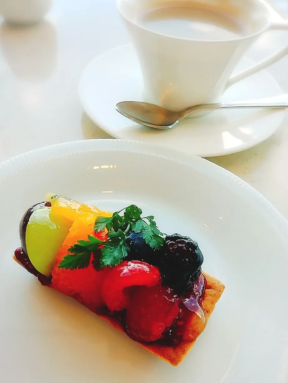 静岡、日本平ホテル、ガーデンラウンジ、ケーキセット、ホテルラウンジ、ティータイム、フルーツタルト