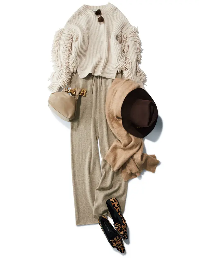 柔らかなカシミヤパンツは遊びの効いたトップスで旬度高く