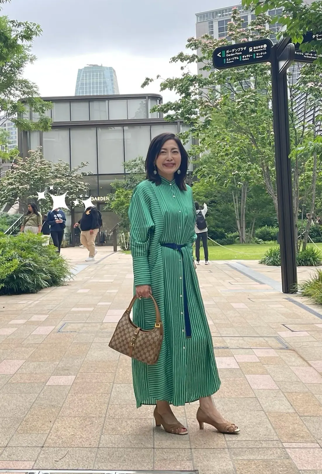 グリーンワンピースを着て初麻布台ヒルズラの画像_1