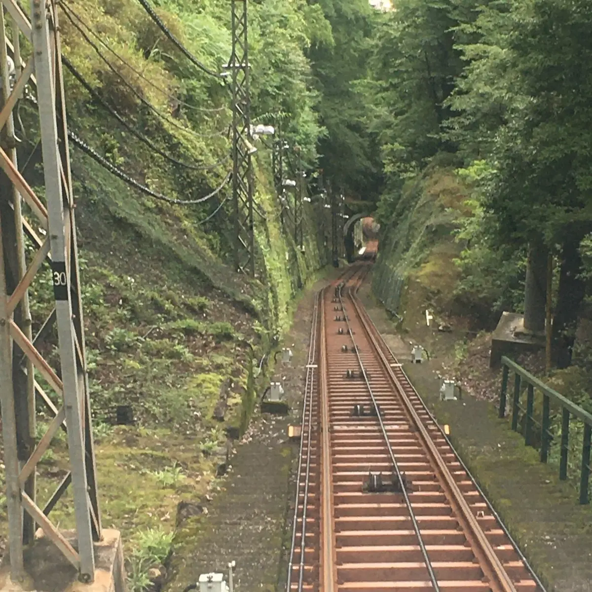 ケーブルカーはトンネルをくぐって進みます。ジブリの世界。