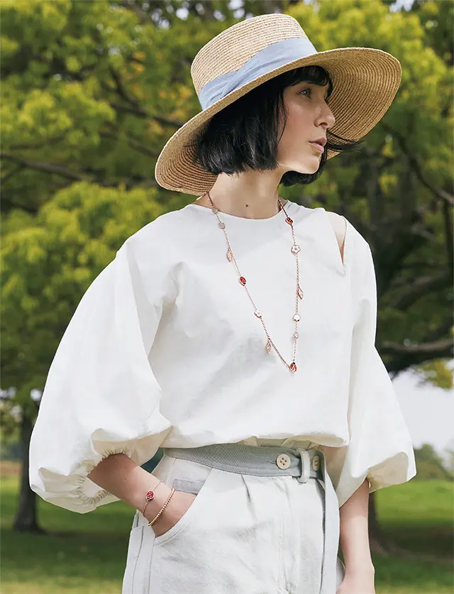 ラッキーモチーフのチャームで上質なかわいらしさを楽しんで