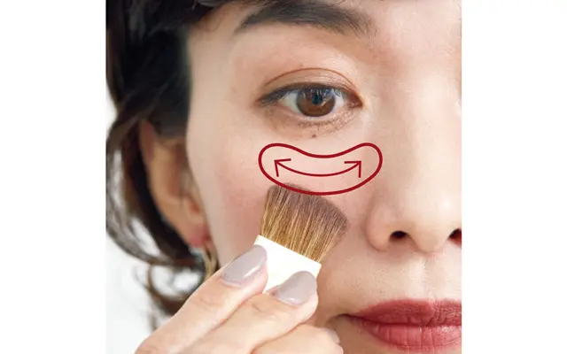 影色チークで頰のハリ感をさらに強調