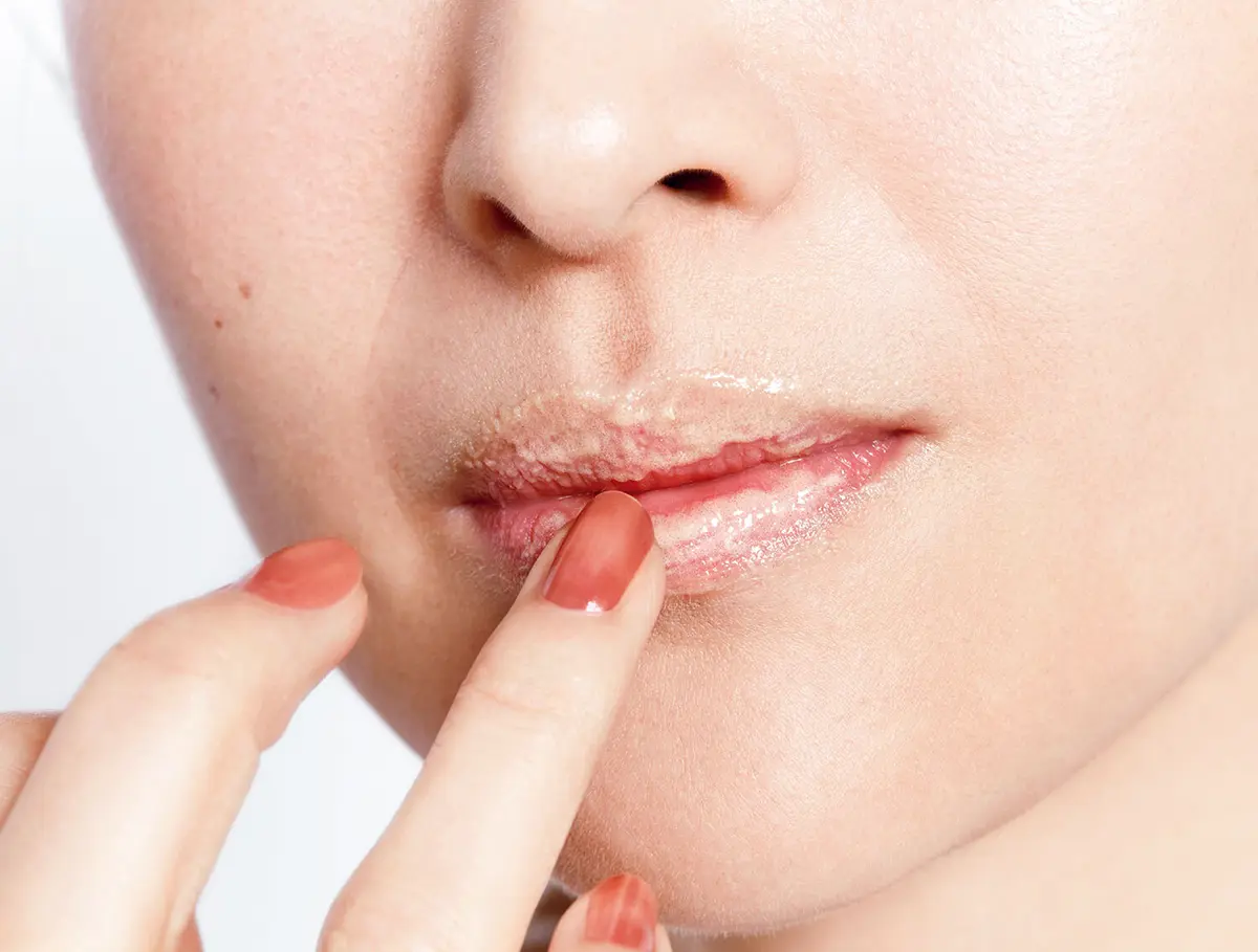 OurAge×Webエクラ　唇の不要な角質をオフする、唇用ゴマージュを使用