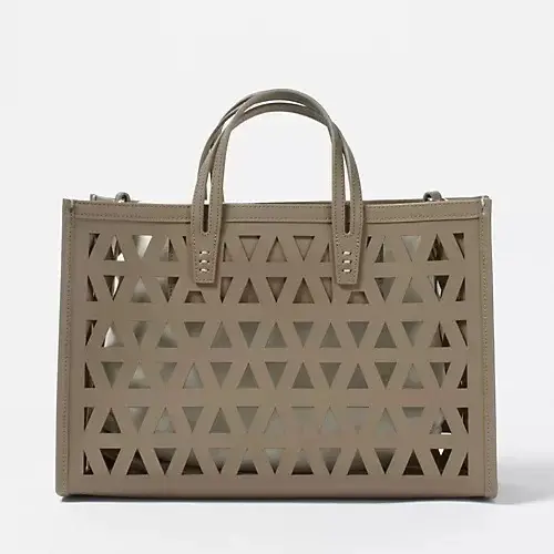 【50代 週末コーデ】上品アノラックで花の画像_7