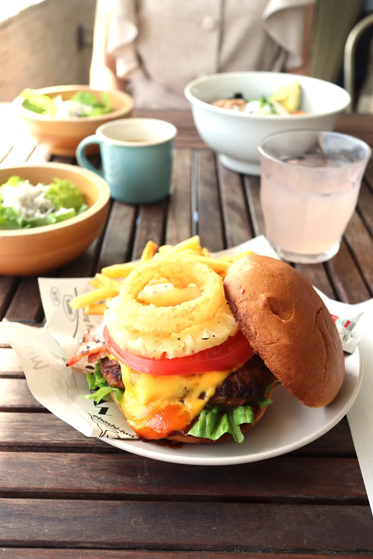 カフェ。Southern beach Cafe。サザンビーチカフェ。テラス席。茅ヶ崎。サザンビーチ。名物サザンビーチバーガー。ハンバーガー。パインナップル。チーズバーガー。グルメバーガー。オニオンリング。ポテト。ポテトフライ。フライドポテト。ジュース。グレープフルーツジュース。ラテ。コーヒー。カフェラテ。丼。どんぶり。ネギトロ丼。ポキ丼。