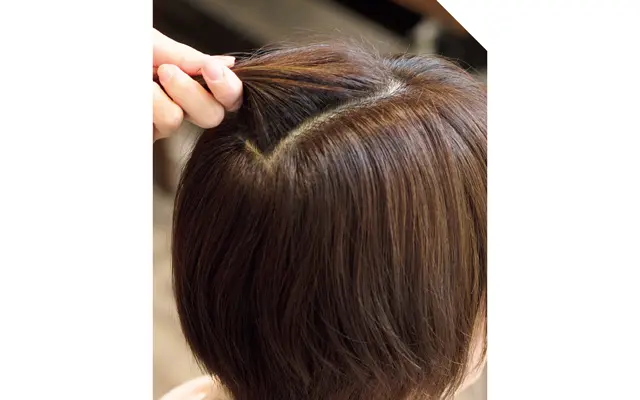 《1》頭の骨格に合わせパーマ部分を決める