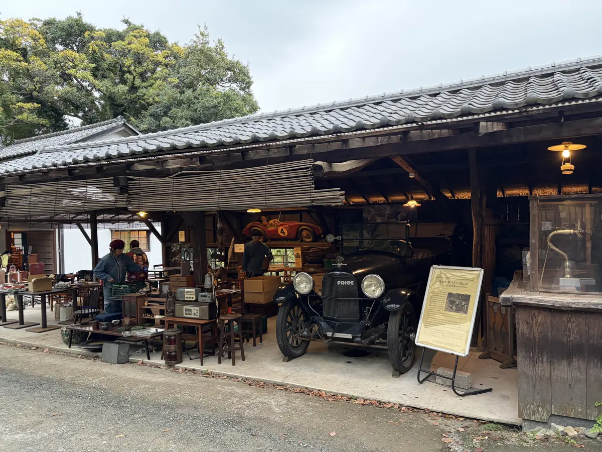 町田市にある、旧白洲邸「武相荘」で開催された骨董市