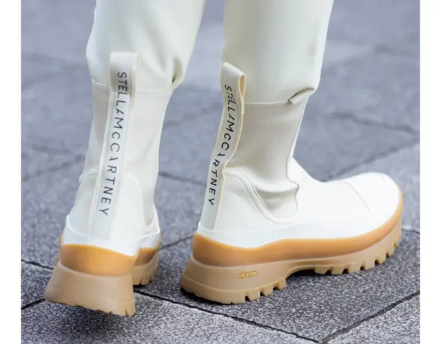 キャラメル色のラバー×ホワイトゴム&レザーを組み合わせた雨にも強い一足。ちょいゴツめでも、白なら重く見えない