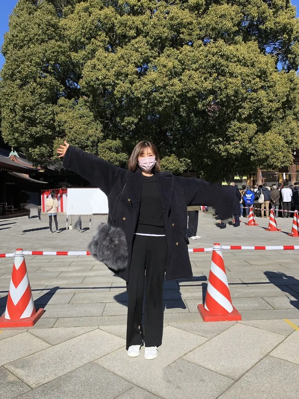 明治神宮の木の前で