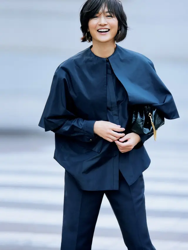 ネイビーが華やか見えする大胆なドレスシャツ