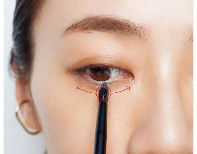 1.繊細な光をプラスして涙袋に明るさを