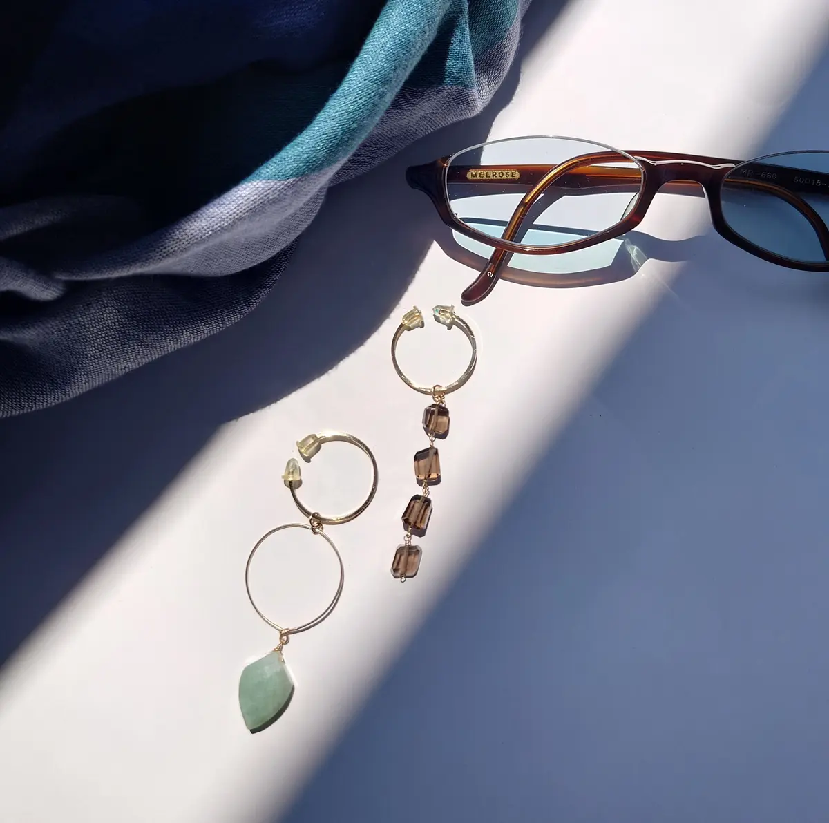 アマゾナイトとスモーキークォーツのイヤリングとメルローズのサングラス