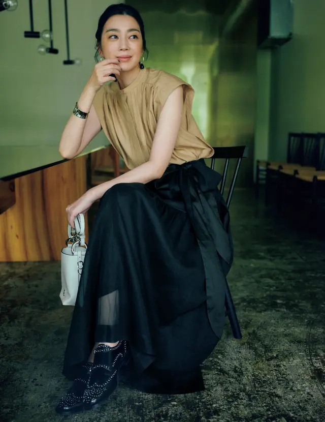 透け感スカートとスタッズのフラットシューズコーデのゆうき