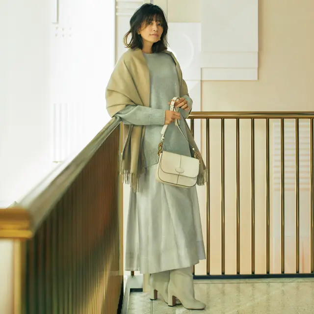 ワンピースの上にニットを重ねたセパレート風な着こなしのRINA