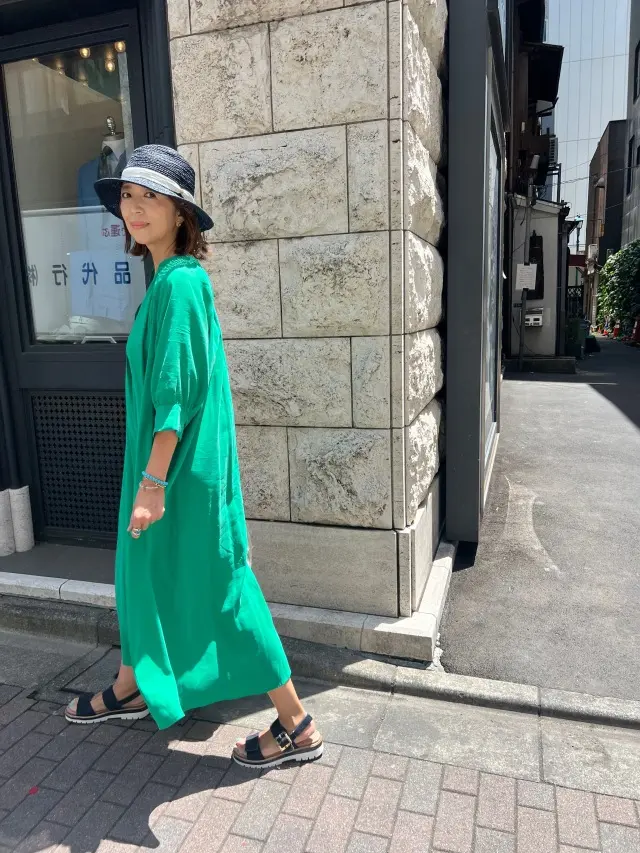 初夏に華やぐカラーワンピースの画像_3