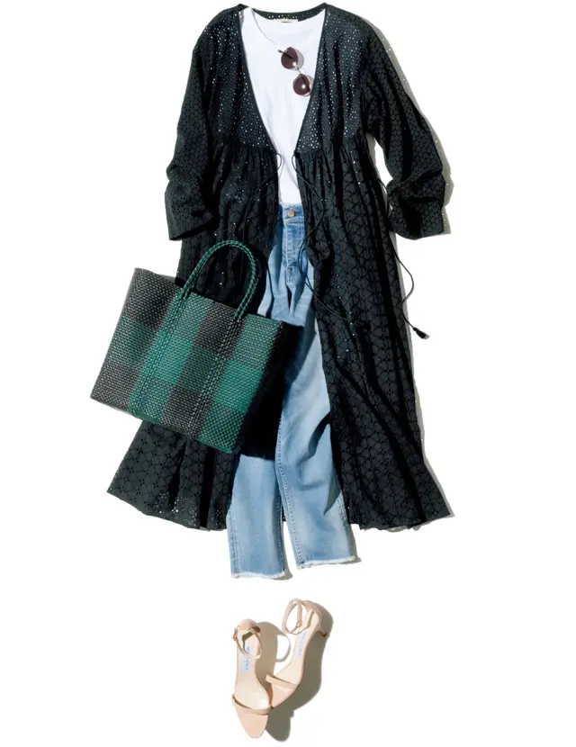 黒のレースカーデをデニムにさらりとはおって