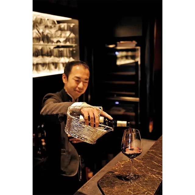 『トゥールダルジャン 東京』で10年ソムリエを務 めた寺田さん。