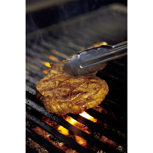 開業時から取り引きする北海道白老町の牧場から仕入れる黒毛和牛を、使い慣れた炭火のグリル台で焼き上げる　