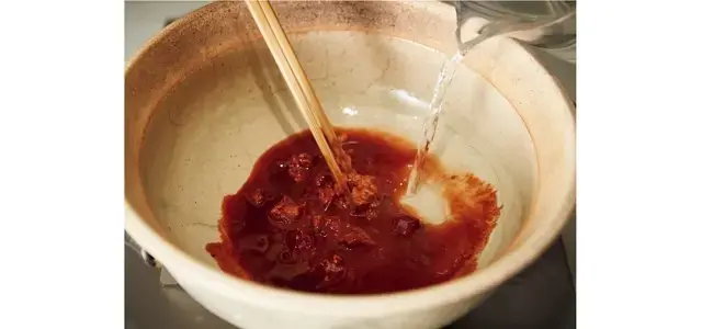 腐乳は漬け汁も利用。加熱すればすぐに溶けるので、軽くくずし、水でのばすだけでOK