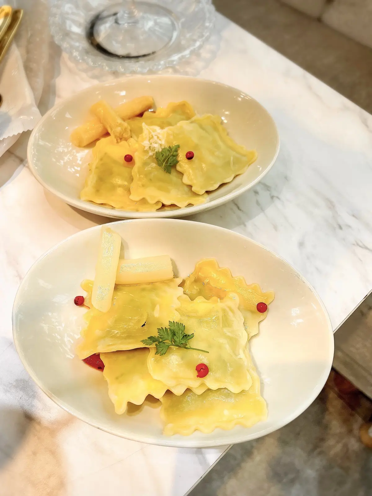 店内、薔薇の世界、ソファ、ソファー、Rose Halloween Afternoon Tea、表参道、オートクチュールカフェ、HAUTE COUTURE CAFE、 Haute Couture Cafe、 期間限定、ローズハロウィンアフタヌーンティー、ピンクハロウィン、ピンクハロウィンの世界、ハロウィン、ハロウィンアフタヌーンティー、アフタヌーンティー、薔薇、薔薇のカップ、パフェ、スイーツ、ケーキ、ジュレ、白ワインゼリー、ムース、ブルケッタ、生ハムとイチヂクのブルケッタ、生ハム、イチヂク、和栗ティー、アイスティー、カシス、ベリーティー、オリジナルティー、アップルティー、フリーフロー、飲み放題、フレーバーティー、ラビオリ、トリュフ、トリュフの香り、アスパラ、白アスパラ、美味しい、お料理、お食事、食事、ランチ、ペッパー、イタリアン、パスタ、ショートパスタ、生パスタ、