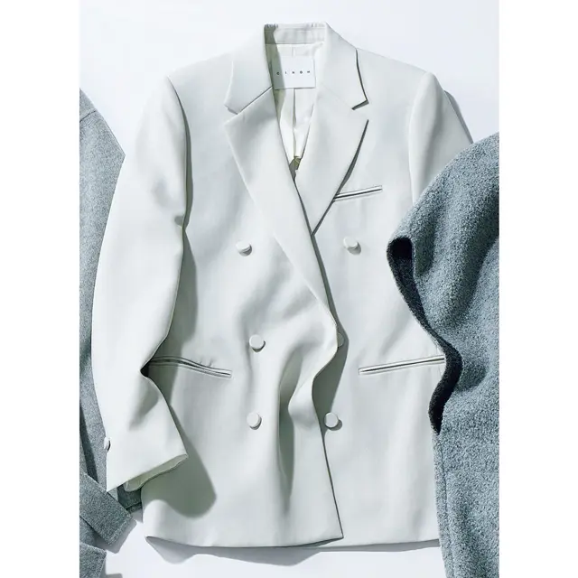 チノのグレーのジャケット