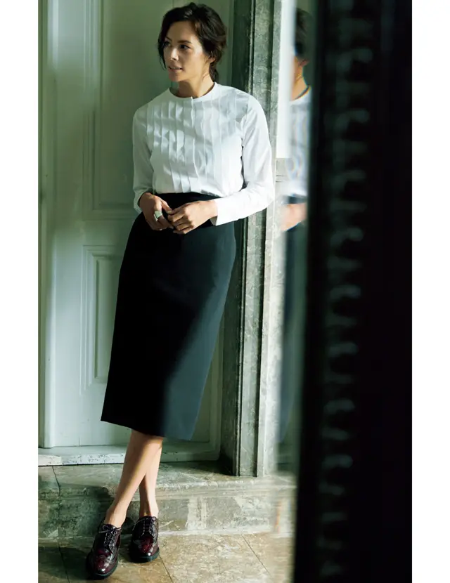 女性らしいスカートスタイルにレースアップシューズのコーディネート