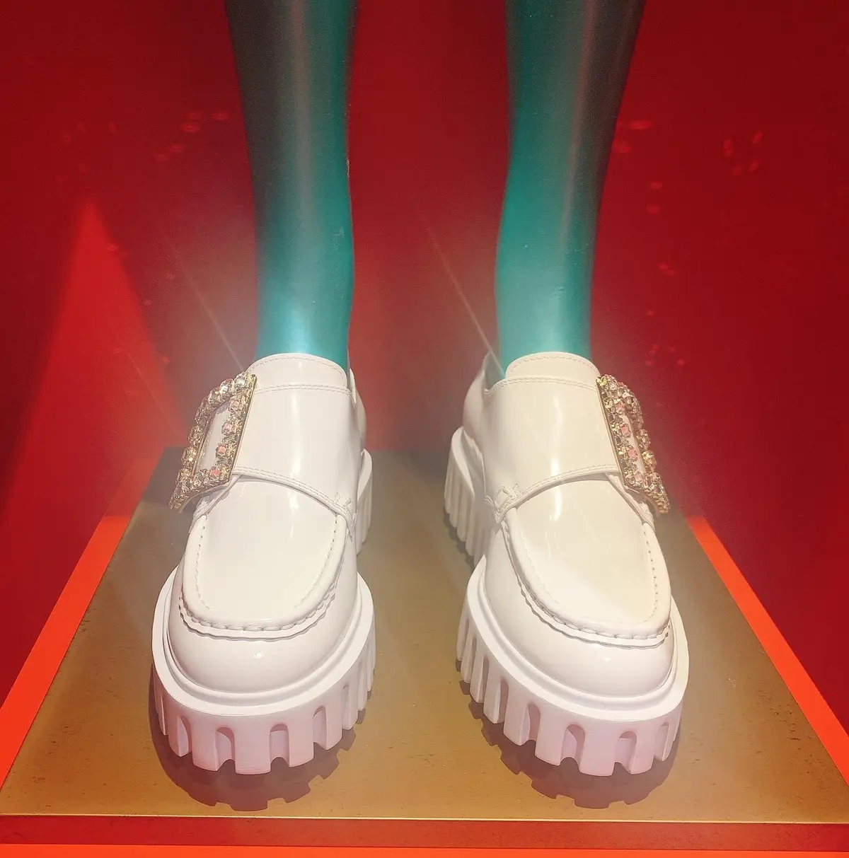 Roger Vivier（ロジェ ヴィヴィエ）のパテントレザーローファー