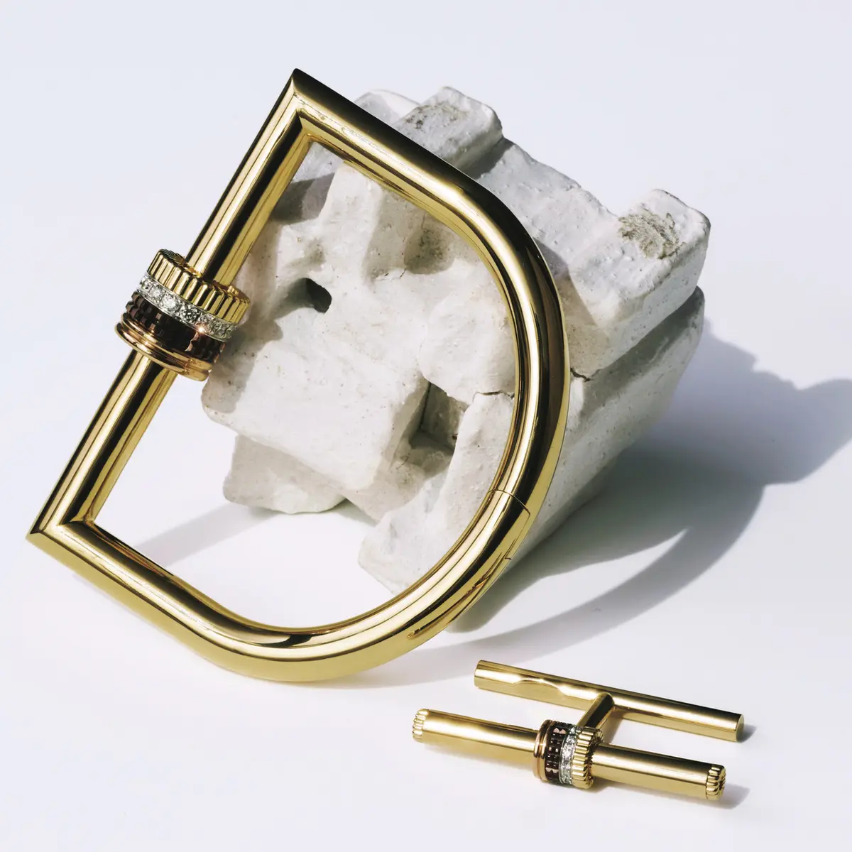 夏の白をまとう大人の肌には 存在感あるゴールドジュエリーを