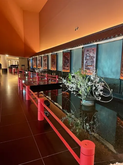 ショート丈ジャケットでホテル雅叙園の館内の画像_2