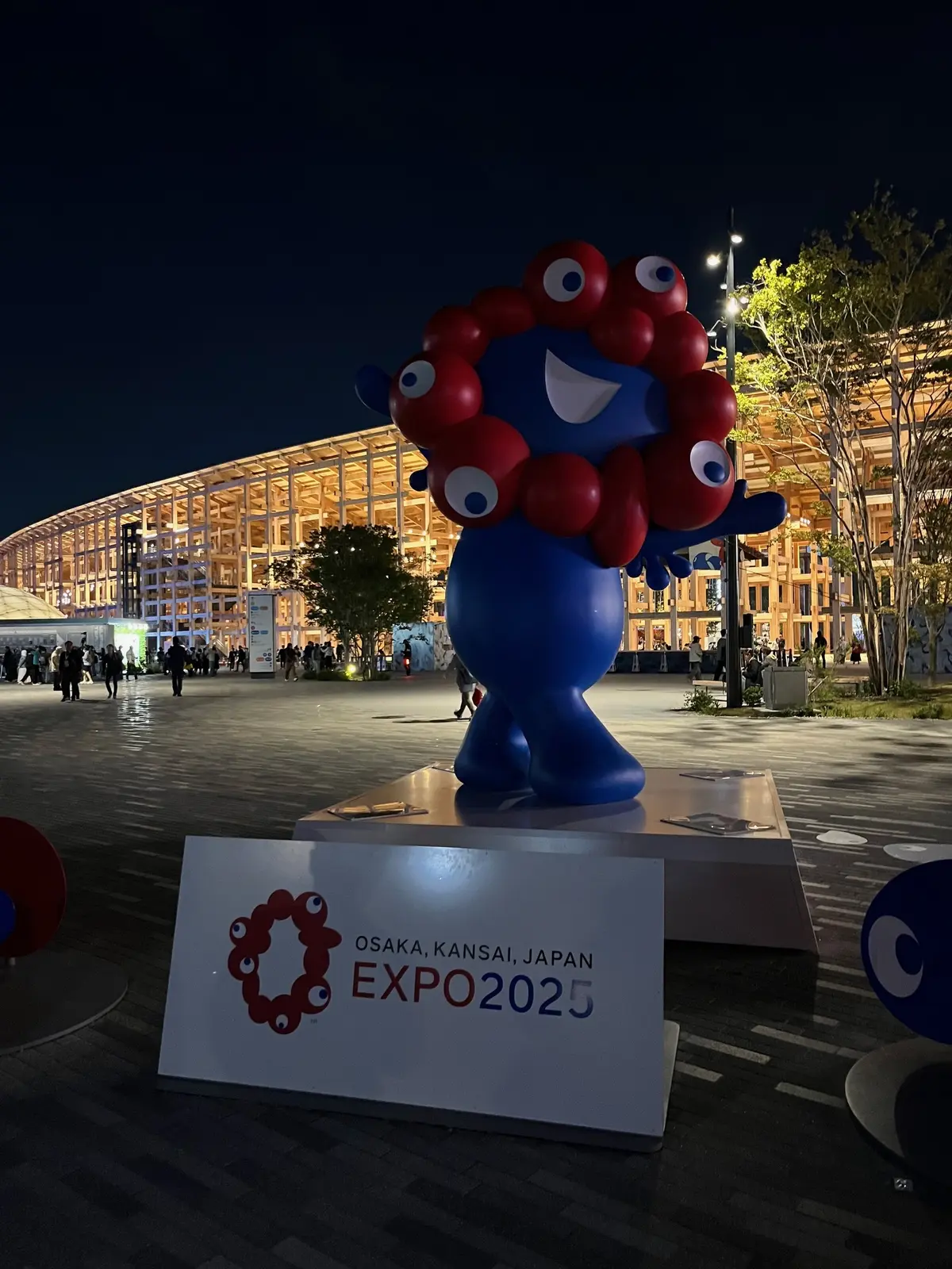 ライトアップが美しいい大屋根とミャクミャクさん