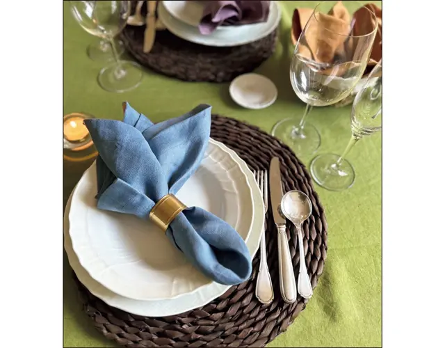 仏SANELIN社のリネンを愛用。張りと光沢のあるリネンは、シックなカラーが魅力