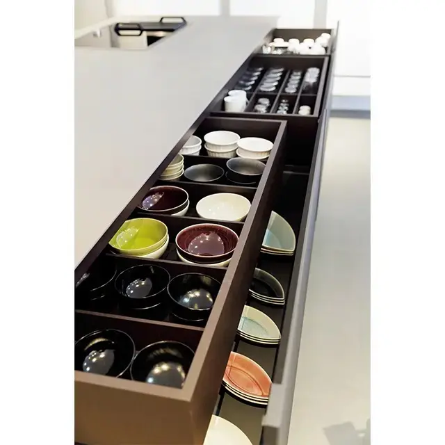 アイランドの前側の上段は食器、グラス類がひと目で見渡せる圧巻の収納に。引き出しだから出し入れしやすく、ここだけで日常使いの食器類はほぼ収まるほどの収納量だ。
