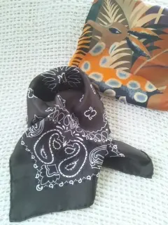 秋はスカーフをキュッと結んで‥の画像_1