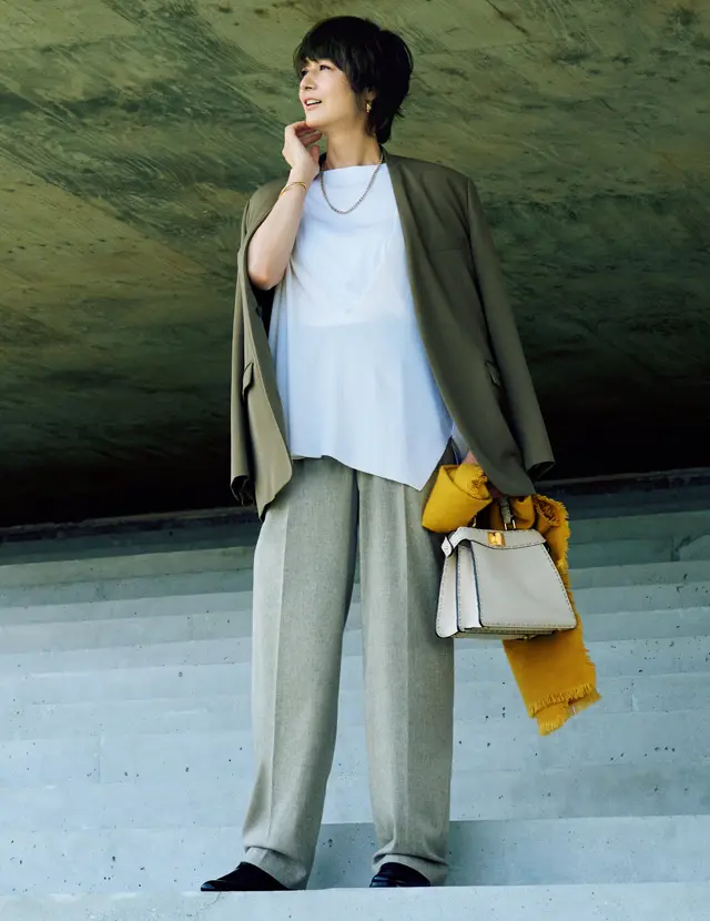 ボリュームあるワイドパンツは技ありレイヤードで抜け感を出して