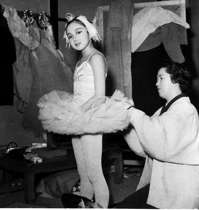 小学4年生のとき、楽屋で『白鳥の湖』の衣装を母の敏子さんに直してもらう。