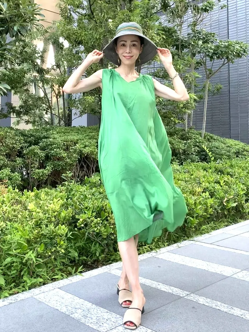 麦わら帽子　風になびく裾