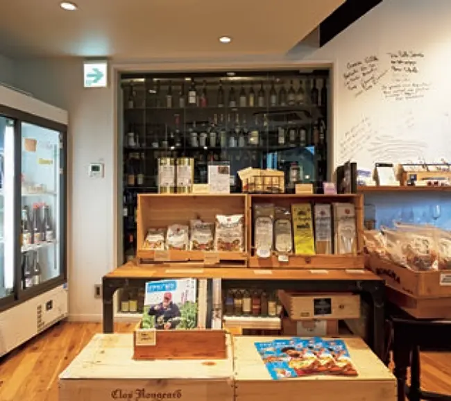 50代　ひとり旅　つくば　イタリアンワイン　WINE&FOOD YUHARA 店内写真　食材やワイングラスなども販売　