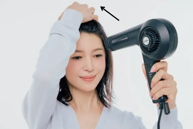 分け目が即目立たなくなる乾かし方　立ち上がりをつけるため 前側から乾かす