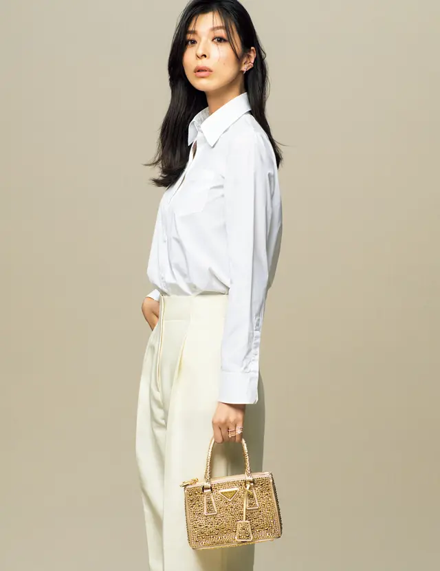 「プラダ ガレリア」を持った生方ななえ