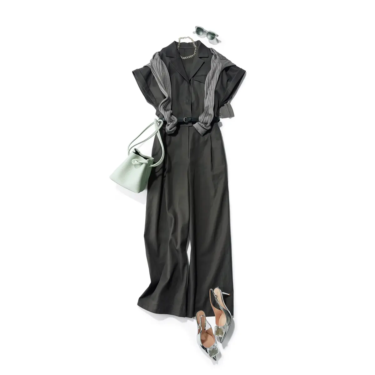 チャコールグレーのシャツオールインワンにライトグレーのカーデを肩がけしたコーデ