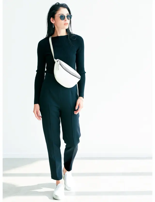 ボディバッグと靴でさし色コーデ