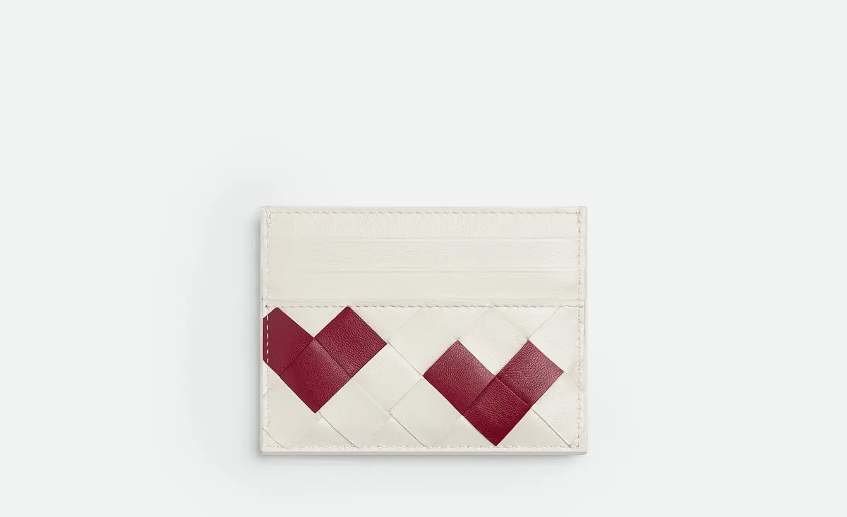 ボッテガ・ヴェネタ 2025バレンタインコレクション イントレチャートクレジットカードケース　白地に赤のハート柄のカードケース