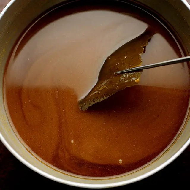 鍋に水、昆布を入れて沸かし、カレールウを溶かし入れる。薄口しょうゆと塩で味をととのえる