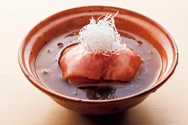 低温で火入れした極上 の牛肉をかつおだしベースのあんで仕立てた「肉 吸い」