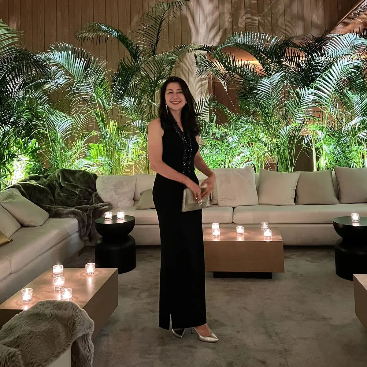 黒のビジュートップス、黒のロングスカート、シルバーのパンプス、シルバーのクラッチバッグ