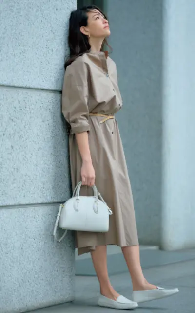 ベージュのワンピースなら女らしさとしゃれ感がアップ